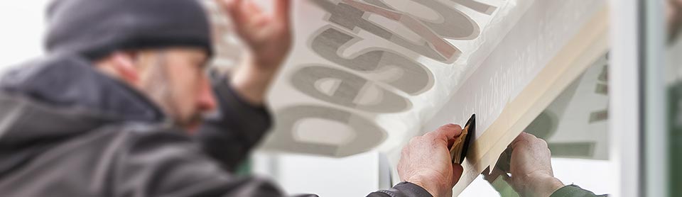 Pose des vinyles sur vitrine